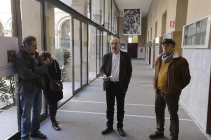 Inauguració ahir, amb el vicerector Joan Biscarri (al centre).