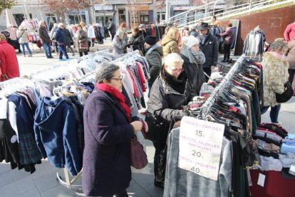 Clients ahir al mercat de rematada final de les rebaixes a la Zona Alta.