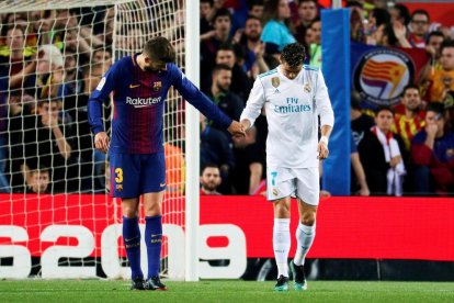 Gerard Piqué s’interessa per Cristiano, que es va fer mal al turmell durant el clàssic.