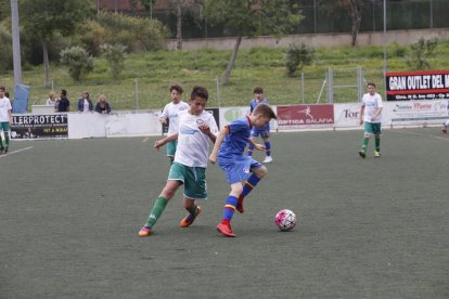 Un jugador del Balàfia i un de l’Andorra, ahir en la final del III Memorial Josep Calderó.