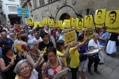 Amb els presos i “exiliats” - Els cantaires es van reunir ahir, com cada dilluns, davant de la Paeria per exigir la llibertat dels polítics empresonats i el retorn dels que han marxat fora d’Espanya. Com a novetat, a la concentració d’ahi ...