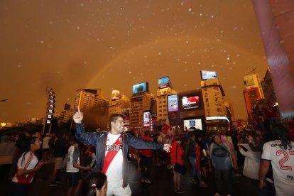 Seguidores del River Plate celebran el triunfo de su equipo en Buenos Aires.