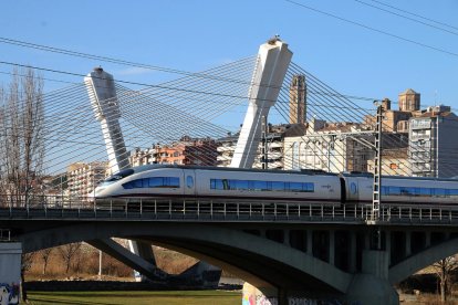 Imatge d’arxiu d’un tren d’alta velocitat que surt de Lleida.