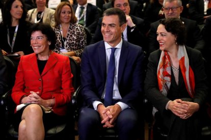 El jefe del Ejecutivo, Pedro Sánchez, junto a la ministra Educación, Isabel Celaá (izquierda), y la de Trabajo, Magdalena Valerio , durante la inauguración del Encuentro Futuro+Progreso+FP, esta mañana en el museo del Prado.