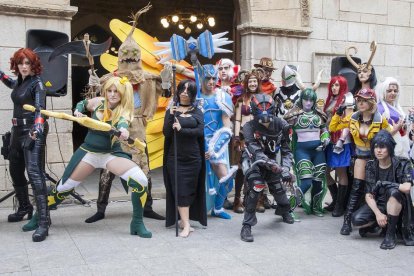 Una vintena d’amants de les sèries van participar ahir en el segon concurs de ‘cosplay’.