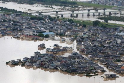 El riu Takahashi inunda al seu pas la població japonesa de Kurashiki, a la Prefectura d’Okayama.