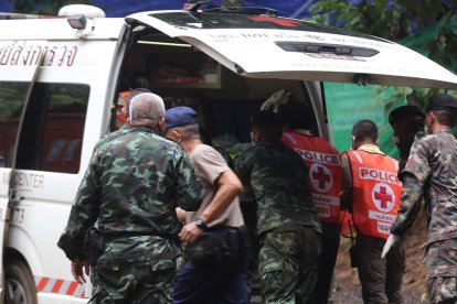 Membres dels serveis de rescat evacuen un dels nens en una ambulància.