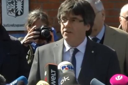 Puigdemont sale de la prisión