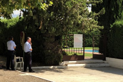 Dos agentes de los Mossos custodiando la entrada a la piscina de la entidad deportiva el día del suceso.  