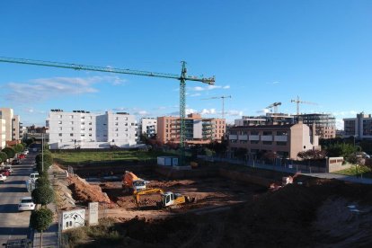 Les promocions d’obra nova han fet que Pardinyes torni a estar plena de grues.