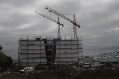 Les promocions d’obra nova han fet que Pardinyes torni a estar plena de grues.