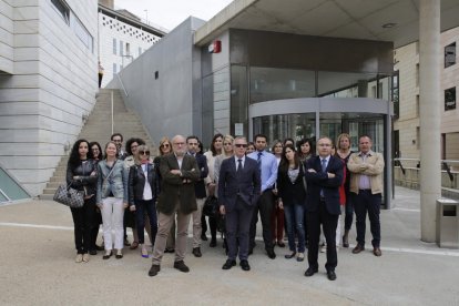 Jueces y fiscales ayer en la entrada del edificio del Canyeret. 