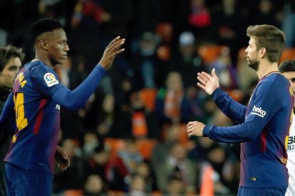 Yerri Mina va fer ahir el debut amb el Barça al substituir Gerard Piqué, que va aguantar malgrat els problemes al genoll.