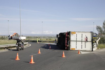 Vuelca un camión en Magraners en la rotonda que enlaza con la N-240