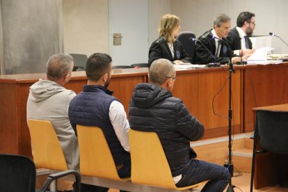 Los tres acusados (con el guardia civil en el centro), ayer durante el juicio en la Audiencia de Lleida. 