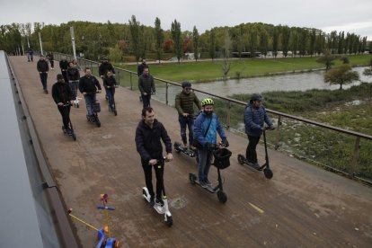 Membres de VMP circulant per la passarel·la dels Camps Elisis.