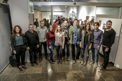 Foto de família dels artistes que han participat en l’exposició ‘Caixa Negra/Fotografia18’.