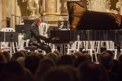 El pianista Santi Riu, germà de l’homenatjat, va obrir diumenge la vetllada amb tres peces de Bach.