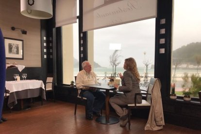 Juan Maria Arzak conversa amb Mari Cruz Soriano davant la platja de La Concha, a Sant Sebastià.