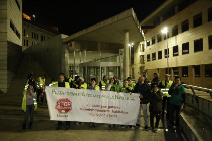 Concentració de la PAH de Lleida davant dels jutjats de la capital del Segrià, ahir.