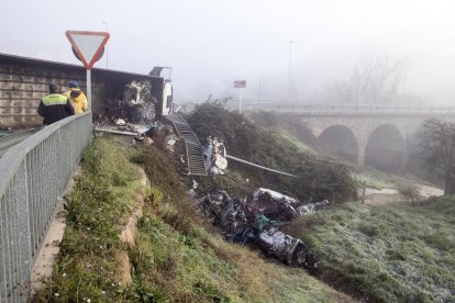 Bolca per la densa boira un camió carregat de ferralla a Biosca