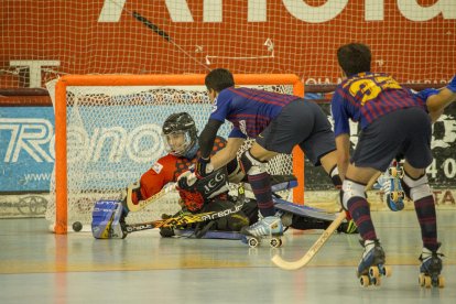 Lluís Tomàs evita el gol en un tret de Pablo Álvarez. Oruste, Andreu i Cañellas celebren el gol que va ser anul·lat. Mig centenar de seguidors van animar els llistats.