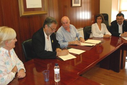 Imagen de la firma del convenio entre el Conselh y la AALO.