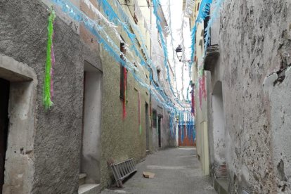 Imatge d’un dels carrers decorats a les Avellanes.