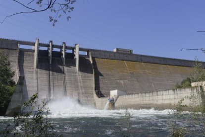 Dos de las compuertas de fondo del pantano de Rialb liberaron ayer unos 70 metros cúbicos por segundo, con el embalse a más del 95%.