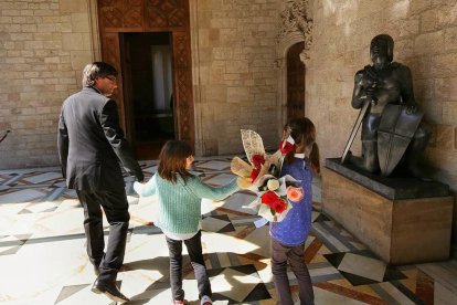 Puigdemont ha publicat en xarxes aquesta imatge d’arxiu amb les seues filles a la seu del Govern.