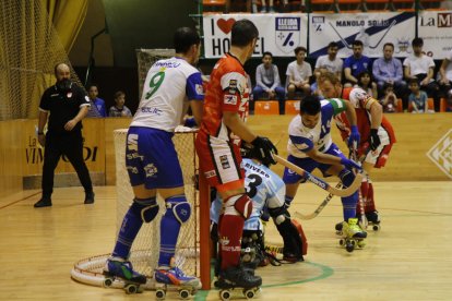 Jordi “Xixi”Creus intenta rematar ante el guardameta Rivero con Andreu Tomàs atento tras la portería.