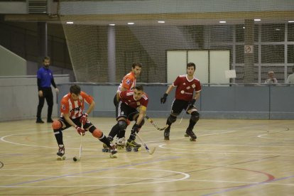 Joan Ramon Serret, autor de dos gols per a l’Alpicat, pressiona un jugador del Sant Feliu.