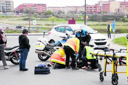 El accidente de un motorista causa retenciones en la LL-11