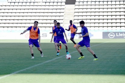 La plantilla azul se ejercitó el jueves en el Camp d’Esports.