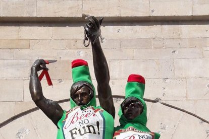 A Lleida ja es respira ambient de Carnaval. Una bona mostra és que aquest matí Indíbil i Mandoni han aparegut disfressats. Aquest any als ilergets els hi ha tocat la disfressa de cervesa