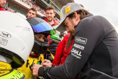 Consti Pedra, el segundo por la izquierda, posó el pasado jueves en el circuito de Montmeló junto a ídolos como Alonso y Hamilton.