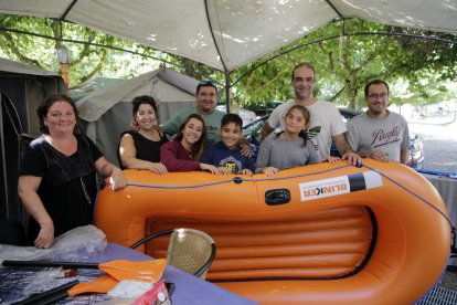 Una familia que se encontraba ayer en un camping de Àger y, en la imagen de la derecha, una terraza de un establecimiento de Sort.