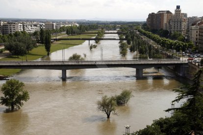 Vista del río Segre a su paso por la ciudad de Lleida.