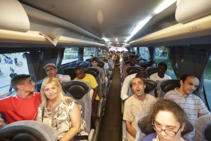 Viajeros del tren a Cervera, en el autocar que hizo el trayecto al suspenderse el tren.