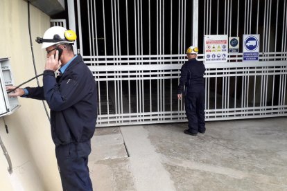 Operaris durant el simulacre d'incendi a la central de Canelles