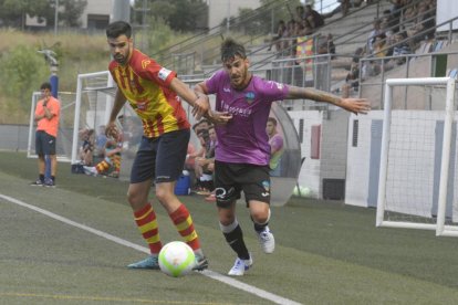 El Lleida, que vistió ayer con la camiseta morada y pantalones negros, no pudo con el Vilafranca.