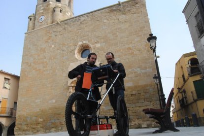 Los geólogos Aritz Urruela y Ruben García, pasando el georadar por la plaza de la iglesia. 