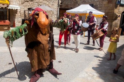 El monstruo Narigut hizo las delicias de pequeños y mayores durante el pasacalles musical. 