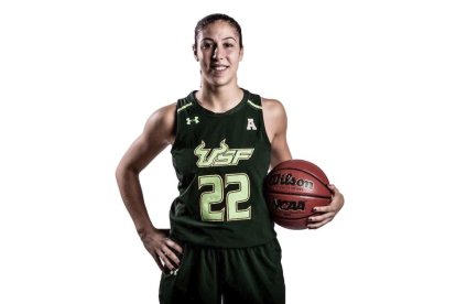 Laia Flores, con la camiseta de la Universidad de Florida del Sur.