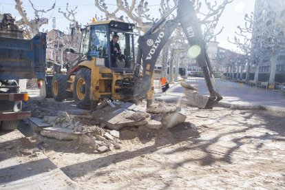 Las obras en el Pati, centro neurálgico de Tàrrega, que empezaron ayer.