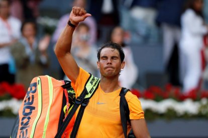 Rafa Nadal s’acomiada dels aficionats després del partit.