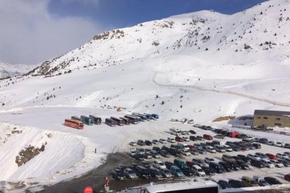 El pàrquing de Boí Taüll amb una dotzena d’autobusos escolars que porten els nens a les pistes.