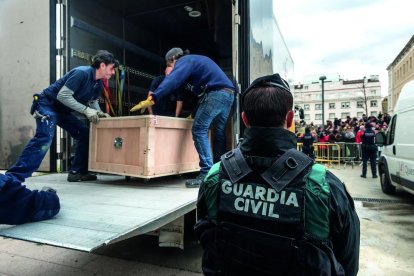 Una de les fotos del llibre ‘Operació trasllat. Art de Sixena’, presa a l’interior del Museu durant l’operació de trasllat de l’art, amb els tècnics envoltats de policia judicial i Guàrdia Civil.