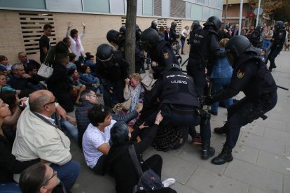 Cargas policiales el 1 de octubre en el CAP de Cappont.