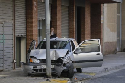 El turisme després de l’aparatós accident al carrer Josep Carner.